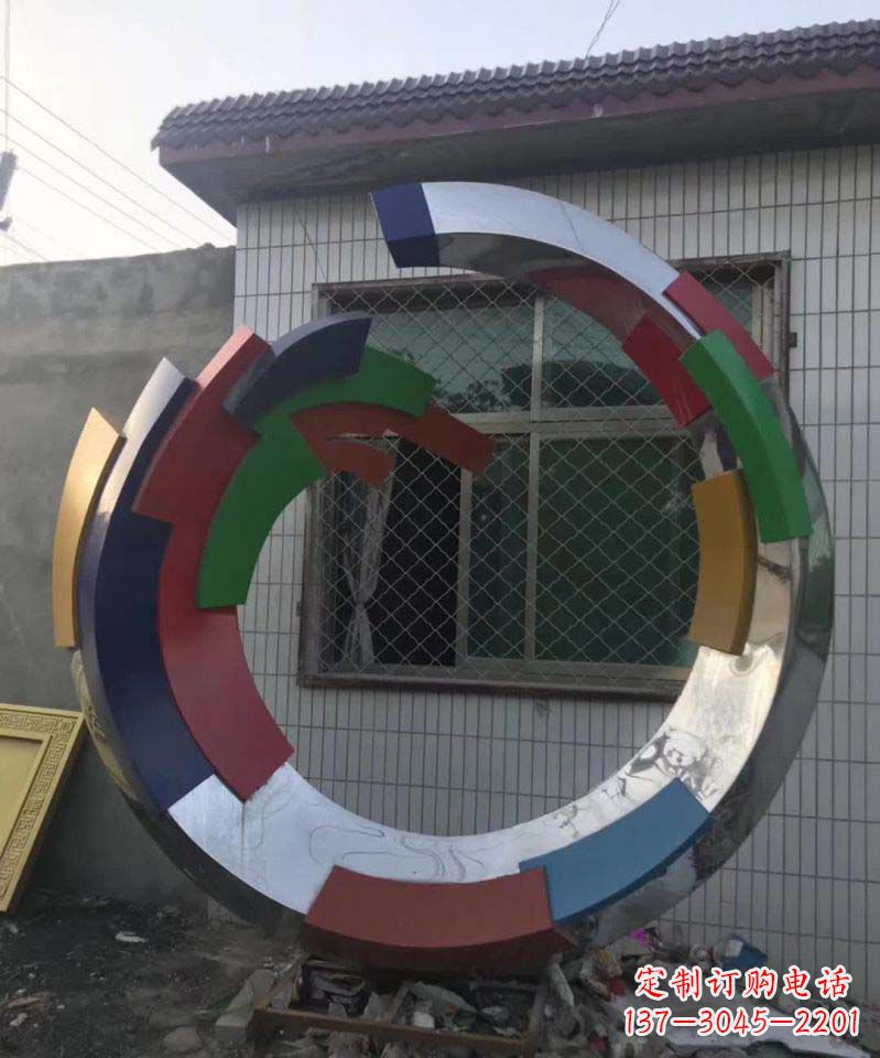 南京绚烂多彩的不锈钢圆环雕塑