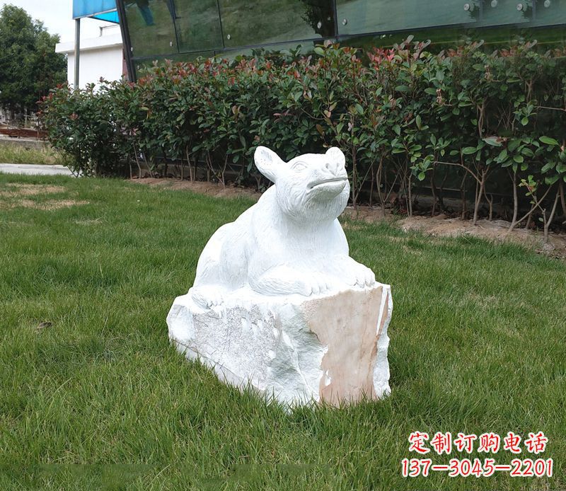 南京草丛狗熊石雕