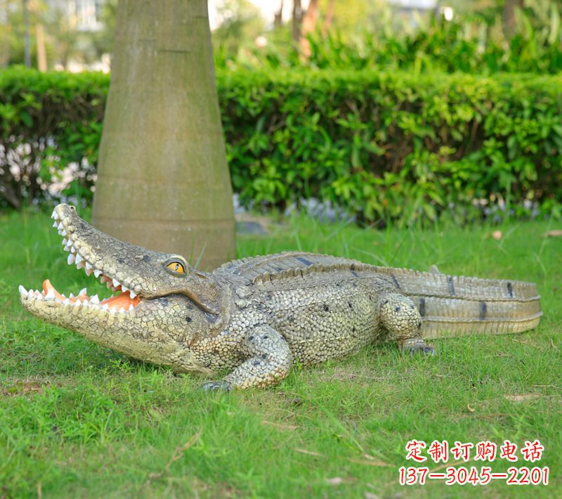 南京草坪动物雕塑，玻璃钢仿真鳄鱼