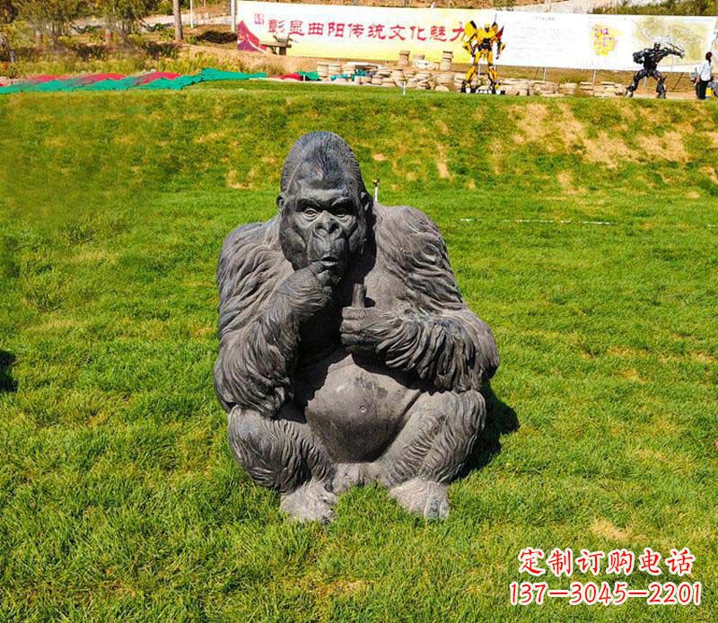 南京猩猩雕塑——草坪猩猩公园的艺术精品