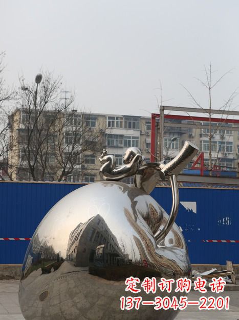 南京城市中的苹果雕塑