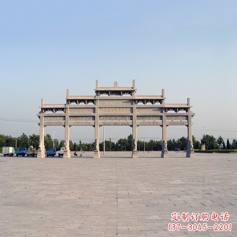 南京精美石雕牌坊点缀城市广场