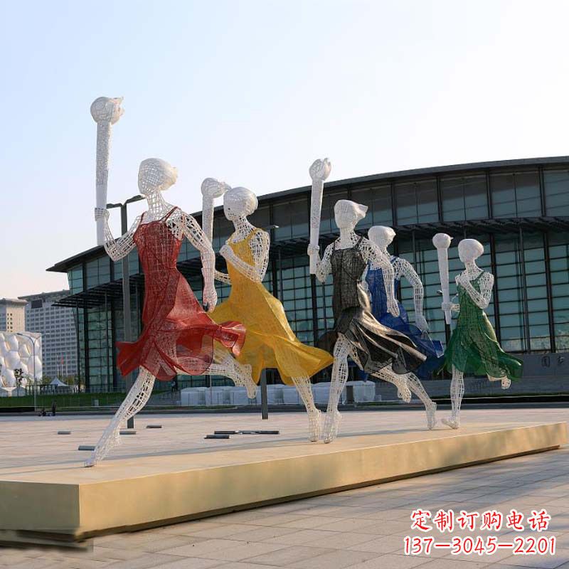 南京城市街道广场持火炬跑步的美女雕塑