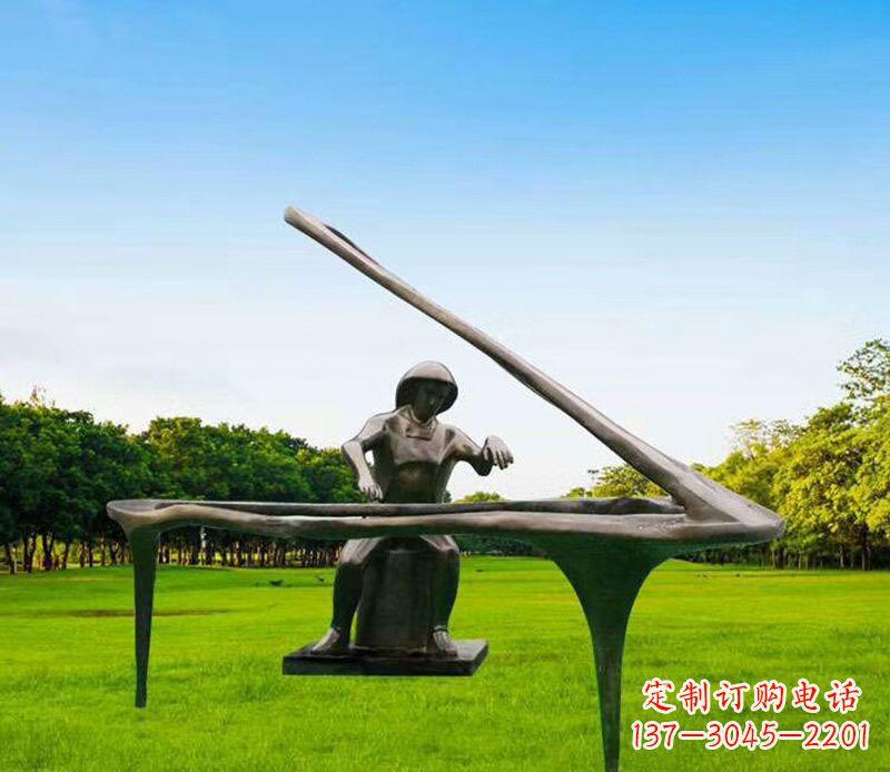 南京抽象弹钢琴的人物铜雕2