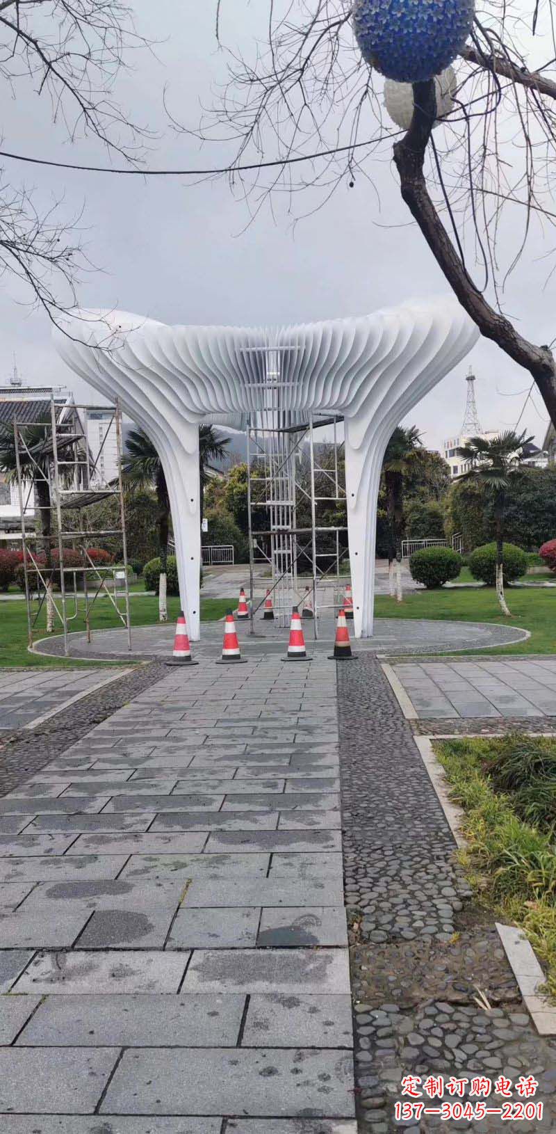 南京拱门雕塑融入现代设计的古典美感