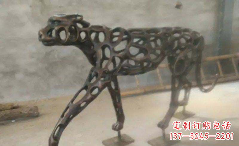 南京珍贵的豹雕塑——金钱豹公园的标志