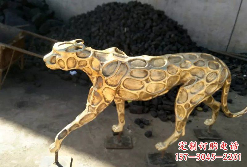 南京青铜豹雕塑象征着非凡力量与威严