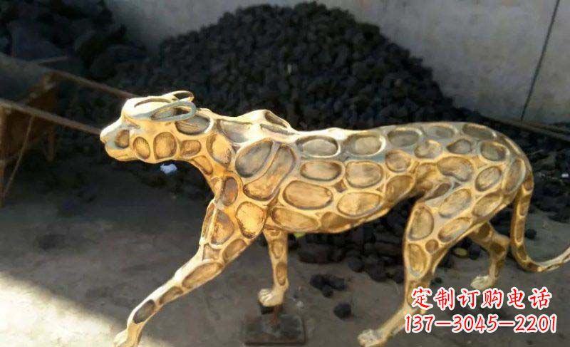 南京雄健的豹雕塑