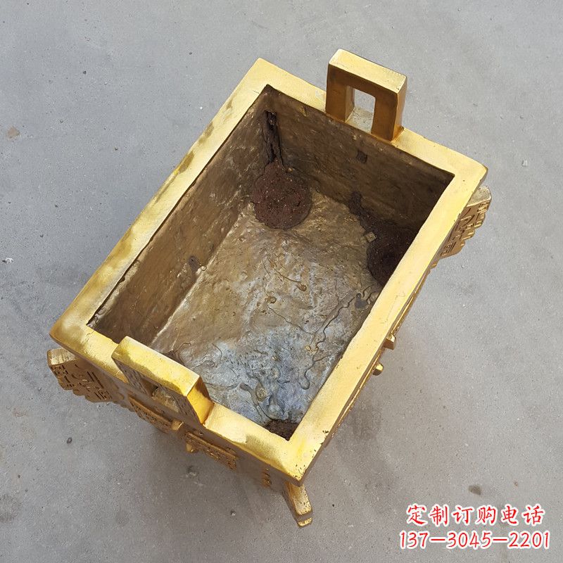 南京以纯铜铸造的金色香炉鼎