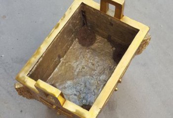 南京以纯铜铸造的金色香炉鼎