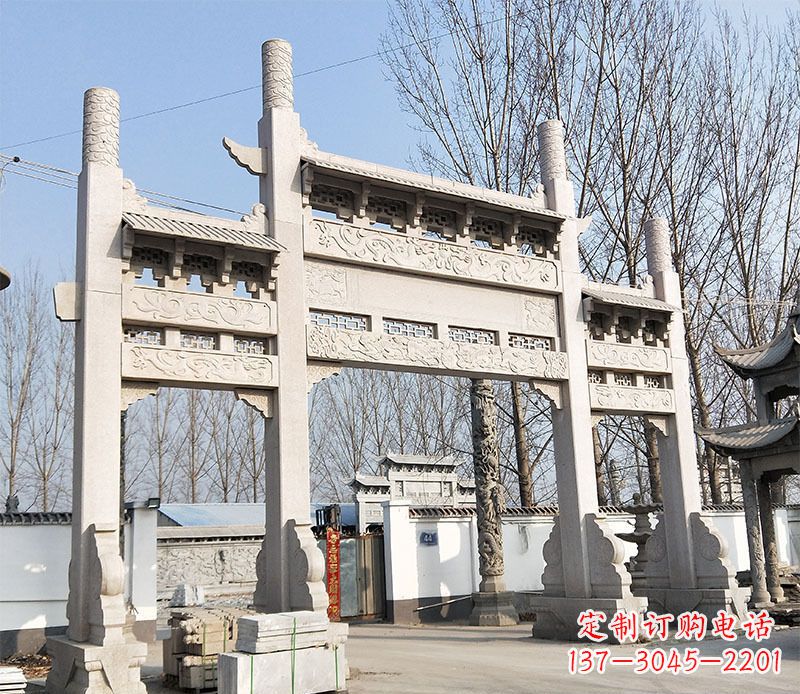 南京村口的珍贵文化——牌坊雕塑