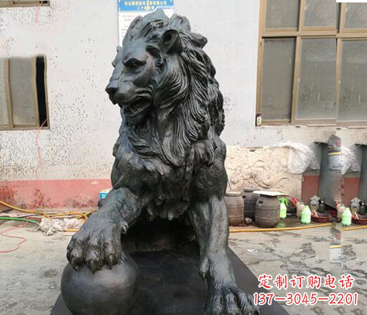 南京高质量西方踩球狮子铜雕塑