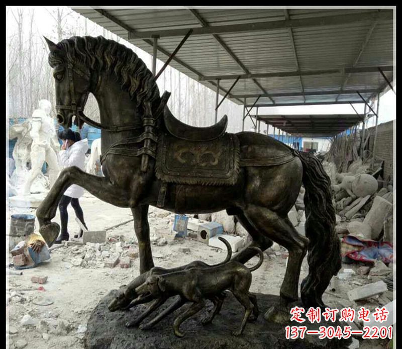 南京戴马鞍的马和狗铜雕