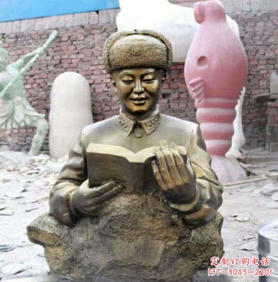 南京读书的雷锋铜雕