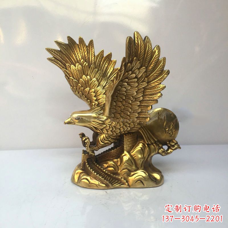 南京高雅迷人的镀金铜老鹰雕塑