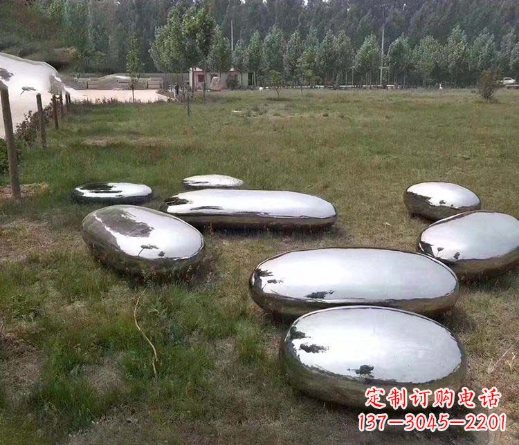南京抽象镜面不锈钢鹅卵石雕塑