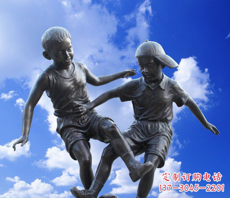 南京校园玻璃钢仿铜儿童踢球景观雕塑