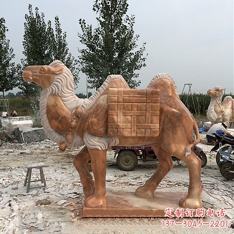 南京负重骆驼雕塑—晚霞之红