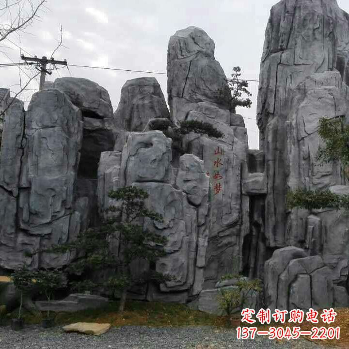 南京GRC塑石假山雕塑--营造一片芳草如茵的大自然风景