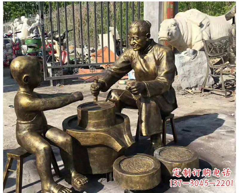 南京传承传统,细节丰富的把老人磨豆浆雕塑