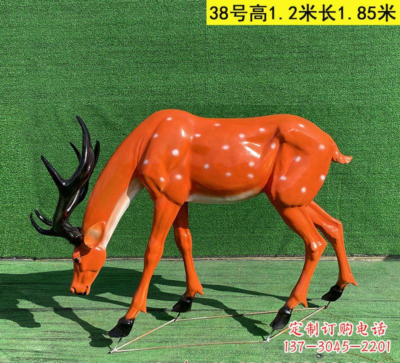 南京以玻璃钢精心制作的梅花鹿雕塑