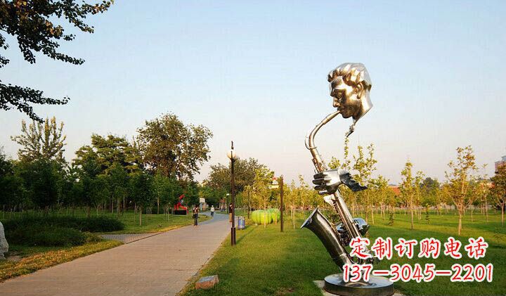 南京公园不锈钢抽象吹萨克斯雕塑  