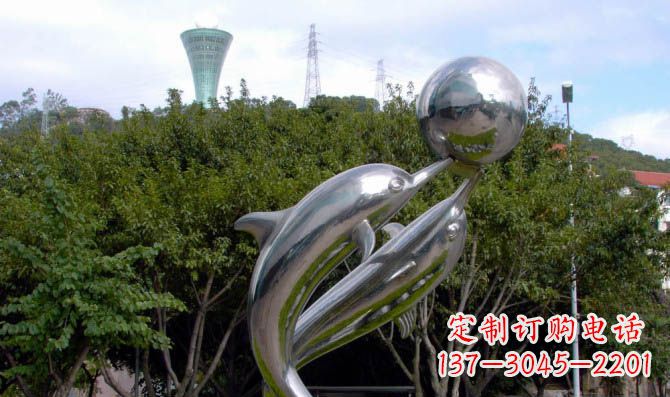南京高贵静谧的不锈钢海豚顶球雕塑