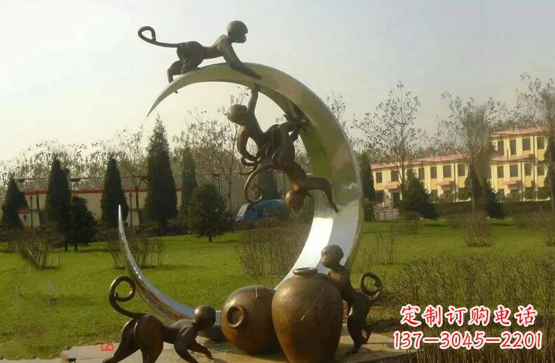 南京不锈钢猴子拉月亮雕塑