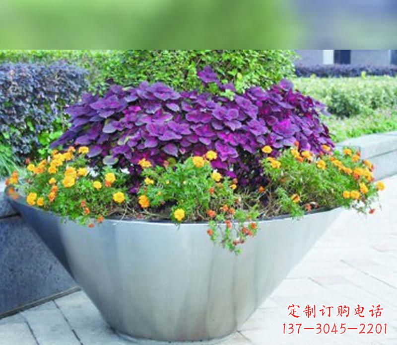 南京中领雕塑精致无比的花盆雕塑