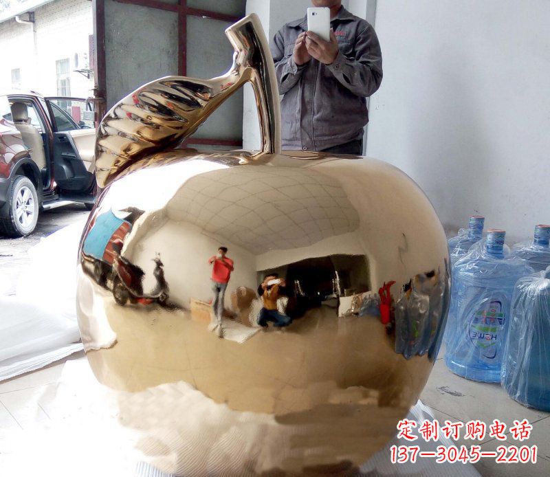 南京精美的不锈钢镜面苹果雕塑