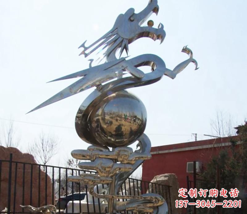 南京传统与现代完美结合的青铜龙雕塑
