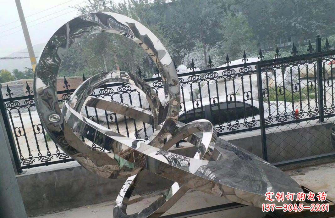 南京公园不锈钢拼接的圆环景观雕塑