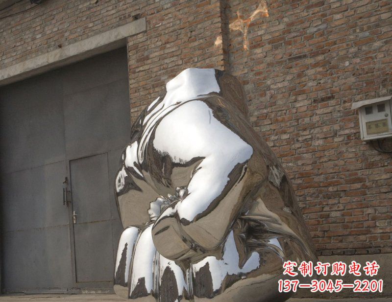 南京冰冷威力,让精神抖动的不锈钢拳头雕塑