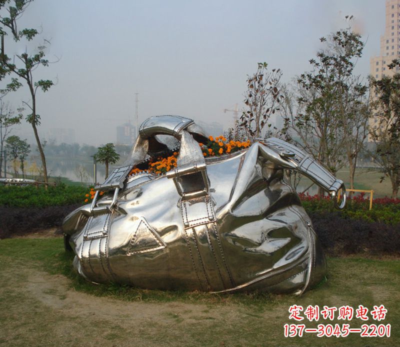 南京不锈钢手提包雕塑--传承经典,拥有独特之美