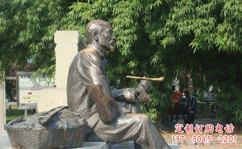 南京老人小品铜雕抽袋烟的智慧与景仰