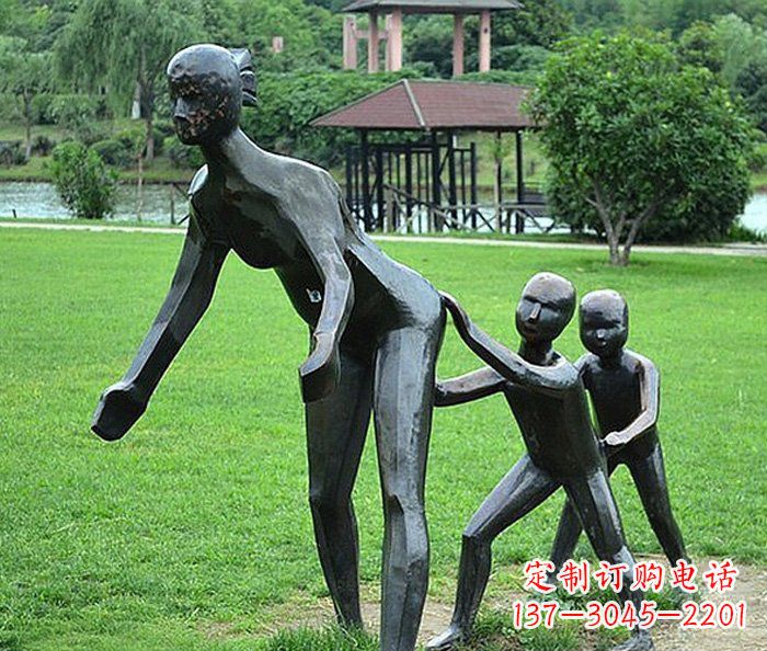 南京公园抽象老鹰捉小鸡人物铜雕
