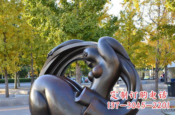 南京公园抽象女人人物铜雕