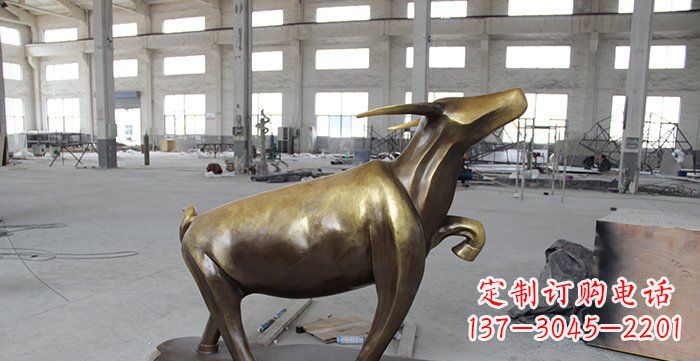 南京公园抽象小牛动物铜雕