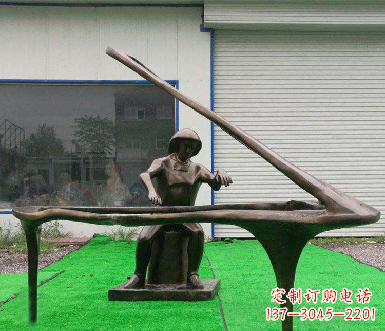 南京公园弹钢琴的抽象人物小品铜雕