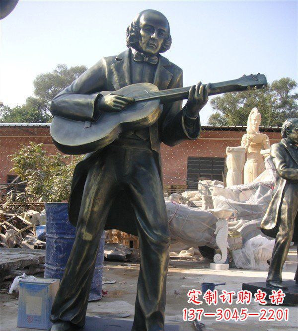 南京公园弹吉他的西方男人人物铜雕