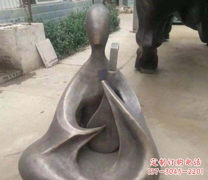 南京抽象景观弹琵琶铜雕