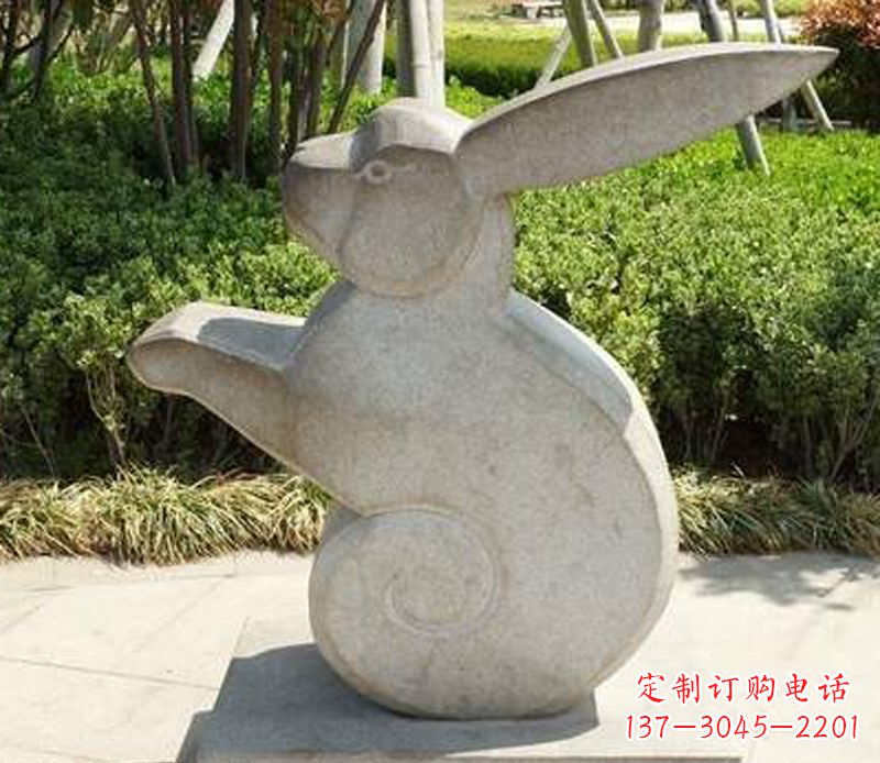 南京公园兔子雕塑，营造可爱的氛围