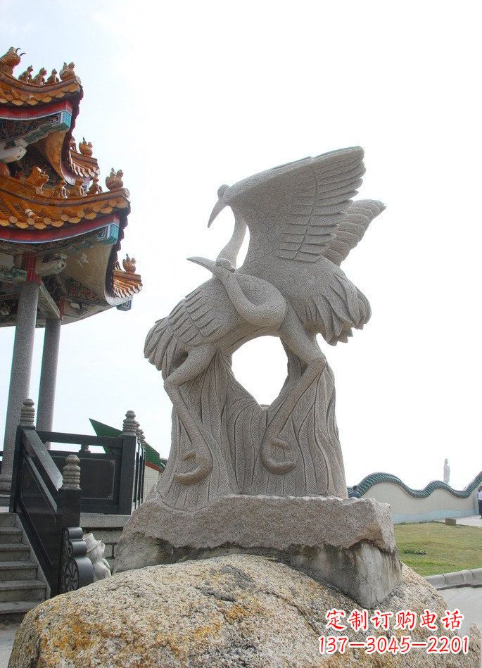 南京高雅优美的公园动物大理石仙鹤雕塑