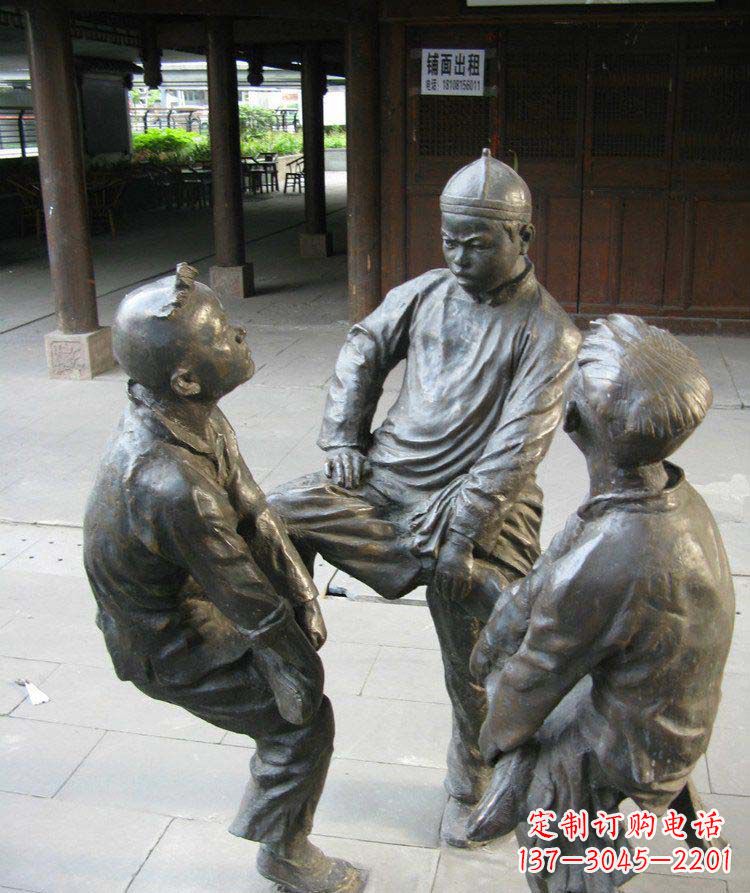 南京铜雕男孩斗鸡小品雕塑