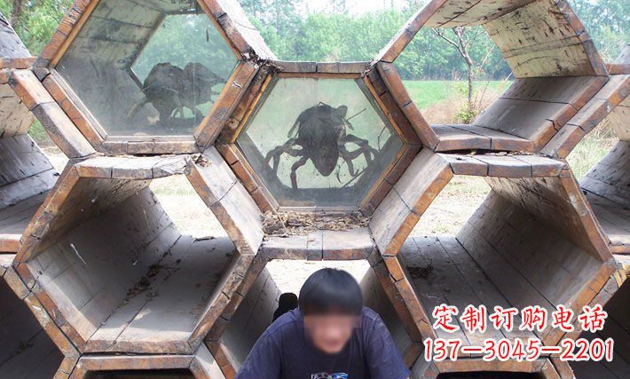 南京公园蜂巢里的蜜蜂动物铜雕