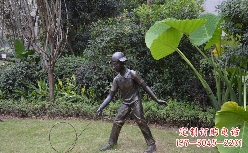 南京铜雕“小男孩滚铁环”