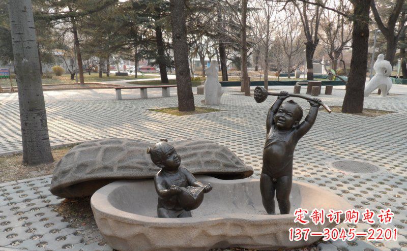 南京公园花生壳里面的娃娃景观铜雕
