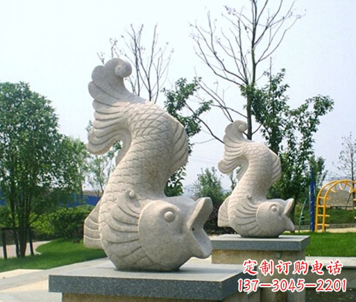 南京自然美妙的鲤鱼石雕