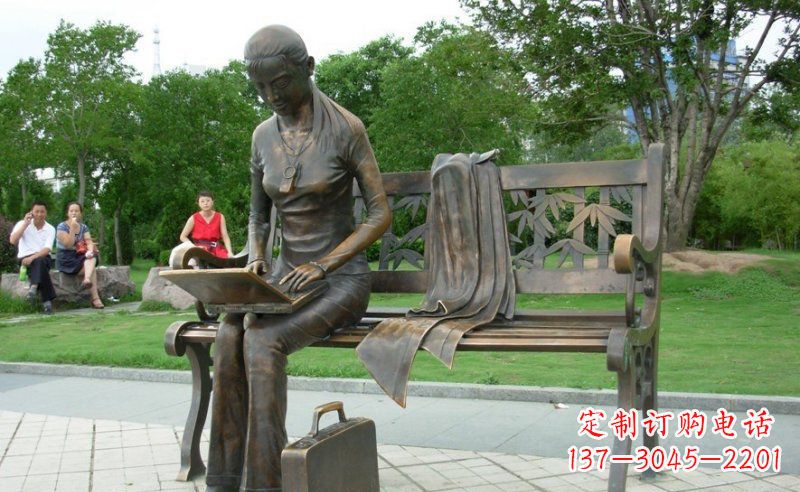 南京公园看电脑的女孩人物铜雕