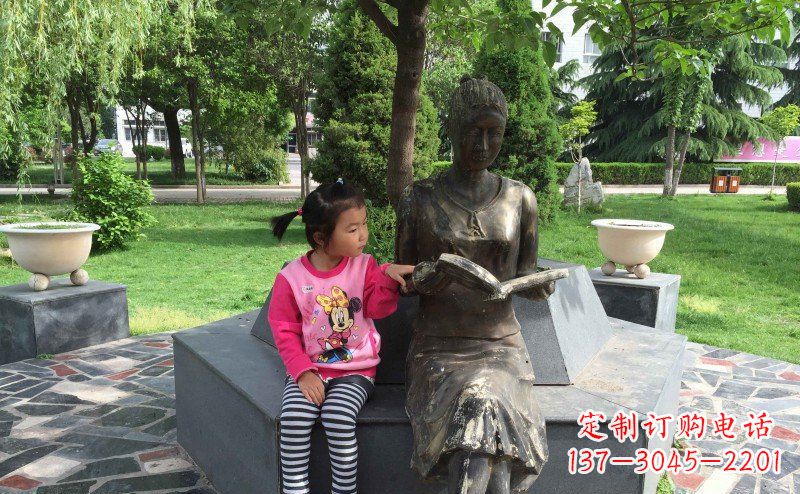 南京优雅可爱的女孩铜雕
